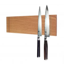 Kraftig knivskinne 40 cm i eg med messingskinner på fronten fra Rune-Jakobsen Design. Flere størrelser