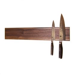 Kraftig knivskinne 40 cm i valnød med messingskinner på fronten fra Rune-Jakobsen Design. Flere størrelser