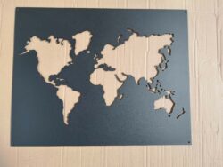 Verdenskort i sort pulverlakreret stål 55 x 70 cm