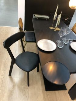 Janie sort bøg Stol med sort polsteret sæde