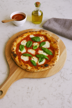 Koniseur pizzabræt med håndtag i olieret eg 35x20 cm.