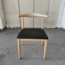 Camilla Stol i Metal og sort PU-læder